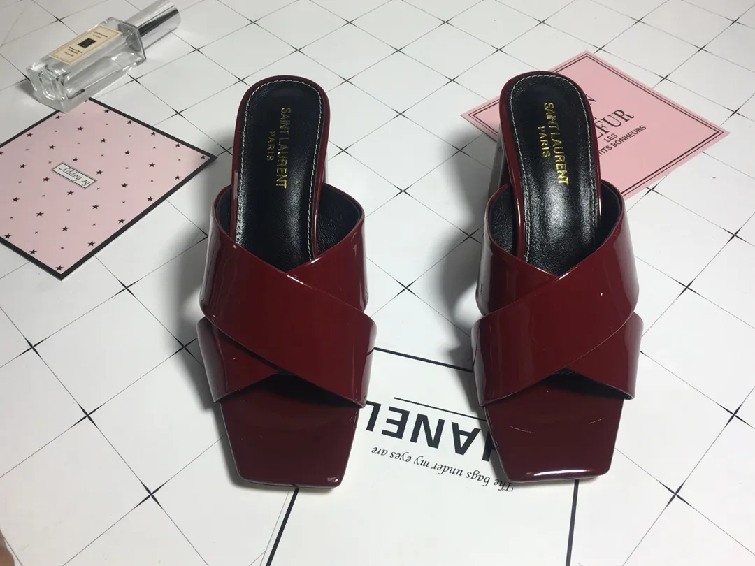 👟👟Ex-factory price 340👟👟 Genuine leather base +40 7CM heel cow patent leather series. 2018 Saint Laurent YSL’s strongest new cross-strap slippers are available in two heel heights. They are 7CM and 9CM respectively. The fabric is made of cowhide. The lining is made of first-layer sheepskin. Size: 34-41 (size 42 can be customized). It is very stable when walking and does not lose its heel.